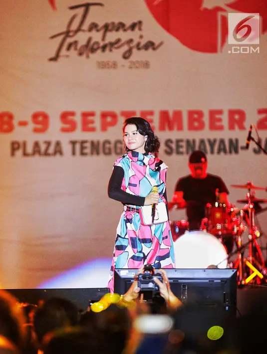 Penyanyi jazz Andien Aisyah memeriahkan panggung Jak-Japan Matsuri 2018 di Plaza Tenggara, Senayan, Jakarta, Sabtu (8/9). Andien membawakan empat lagu, yakni Sahabat Setia, Rindu Ini, Indahnya Dunia dan Moving On. (Liputan6.com/Faizal Fanani)