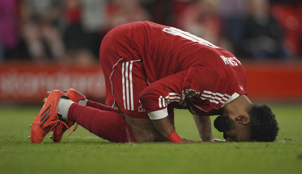Pemain Liverpool, Mohamed Salah bersujud saat merayakan golnya ke gawang Bournemouth dalam laga Liga Inggris 2024/2025 di Anfiled, Liverpool, Inggris, Jumat (15/08/2025) waktu setempat. (AP Photo/Ian Hodgson)