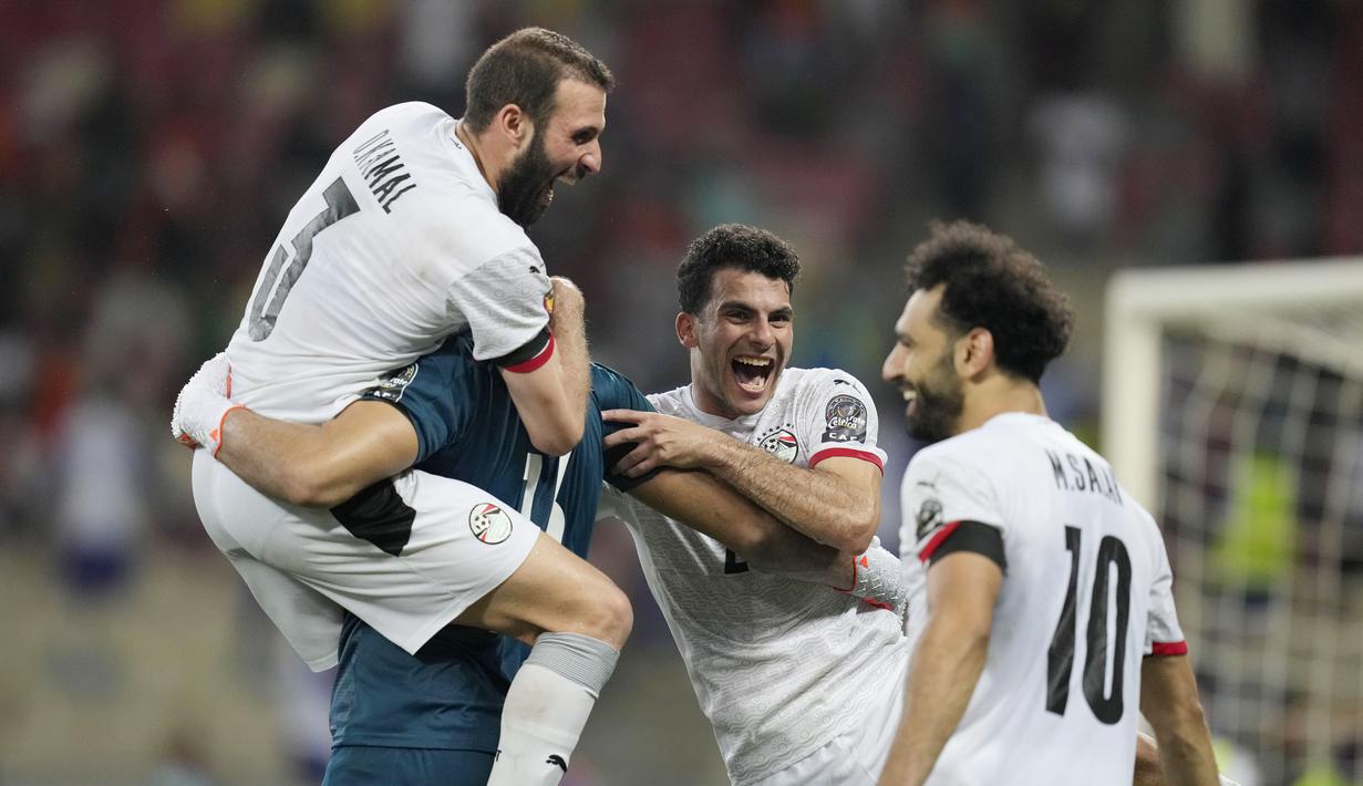 The Pharaohs menaklukkan Pantai Gading dengan skor 5-4 dalam adu penalti setelah selama 120 menit kedua tim imbang 0-0.
Bintang Liverpool Mohamed Salah menjadi penentu langkah timnas Mesir ke perempat final Piala Afrika 2021. (AP/Themba Hadebe)