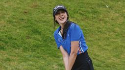 Anya Geraldine tersenyum saat bermain golf . Pada foto tersebut ia mengenakan baju berwarna biru dan rok pendek berwarna hitam. Pakaian yang ia kenakan berhasil membuat pesona seksinya semakin memancar. (Instagram/anyageraldine)