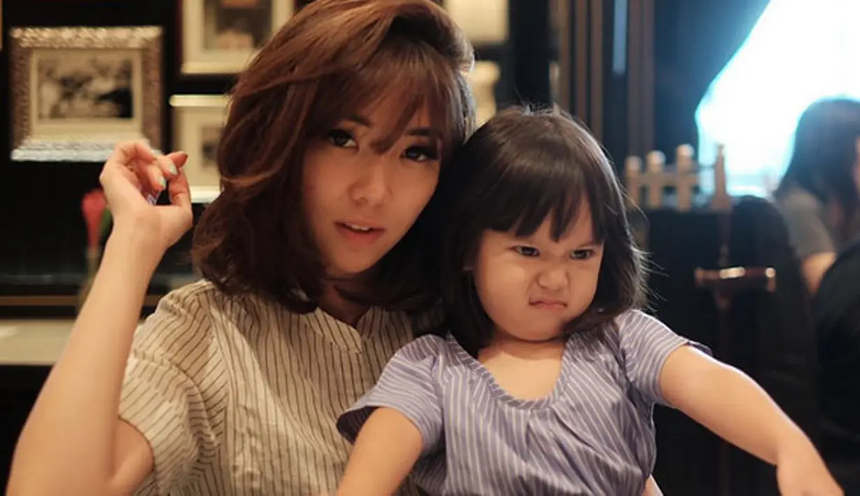 "Kami sih agak liberal. Ya pokoknya tahu tata krama sopan santun hal hal dasar tapi sisanya kami agak lebih bebas," kata Gisella Anastasia di kawasan Kebon Jeruk, Jakarta Barat, Jumat (20/10/2017). (Instagram/gadiiing)