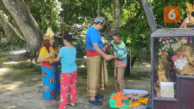 Sensasi Swafoto Bareng Kalong yang Doyan Minuman Fruit Tea di Tabanan