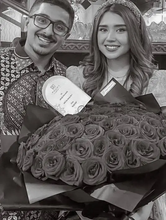 Azella sendiri baru berusia 23 tahun saat dilamar kekasihnya. Meski begitu, keluarga sudah merestui hubungan Azella untuk masuk ke jenjang yang lebih serius. Selamat untuk Azella!  [Instagram/azella.alhamid]