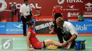 Tim medis memberikan pertolongan buat pebulutangkis Thailand, Ratchanok Intanon saat berlaga melawan Lindaweni Fanetri (Indonesia) di Total BWF Championships 2015 di Jakarta, Kamis (13/8/2015). (Liputan6.com/Helmi Fithriansyah)