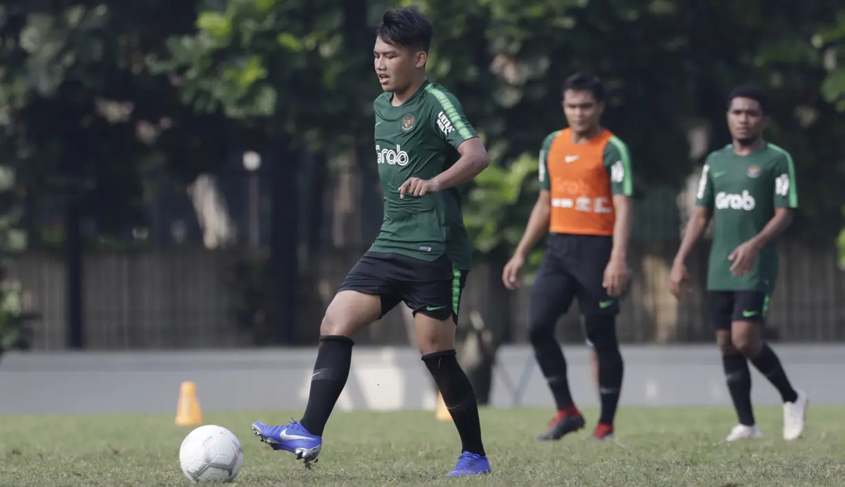 Pemain Timnas Indonesia U-22, Witan Sulaeman, mengontrol bola saat latihan di Lapangan ABC Senayan, Jakarta, Senin (7/1). Latihan ini merupakan persiapan jelang Piala AFF U-22. (Bola.com/Vitalis Yogi Trisna)
