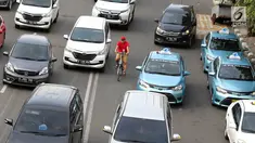 Pengendara sepeda melintasi Jalan MH Thamrin di Jakarta, Sabtu (24/2). Pemprov DKI Jakarta berencana fokus membenahi jalur sepeda di Jalan Sudirman-MH Thamrin. (Liputan6.com/Immanuel Antonius)