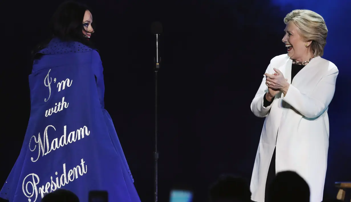 Katy Perry menunjukan kostum panggungnya yang bertuliskan " I'm with Madam President" kepada calon presiden dari Partai Demokrat, Hillary Clinton sebelum tampil dalam kegiatan kampanye di Philadelphia, Pennsylvania, AS (5/11). (Reuters/Lucas Jackson)