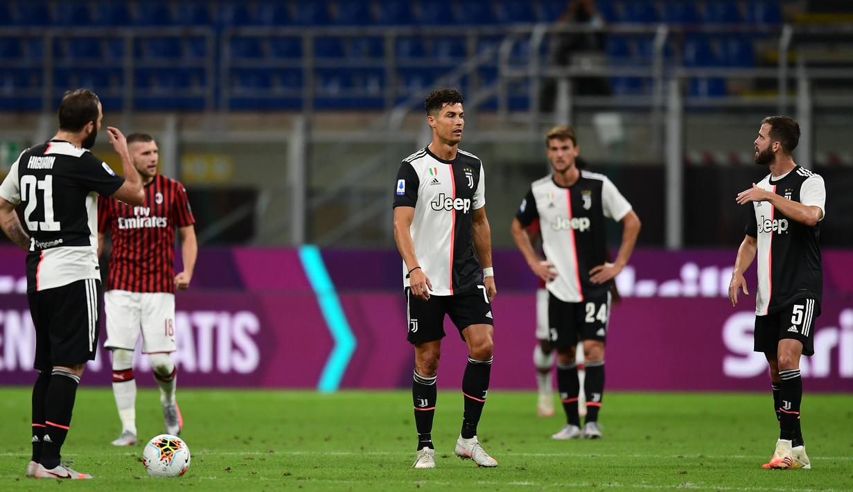 Pemain Juventus tampak kecewa usai timnya kalah saat menghadapi AC Milan pada laga lanjutan Serie A di San Siro, Rabu (8/7/2020) dini hari WIB. Juventus kalah 2-4 atas AC Milan. (AFP/Miguel Medina)