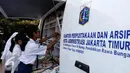 Sejumlah siswa memilih buku bacaan dari mobil perpustakaan keliling di halaman sekolah, Jakarta, Jumat (4/9/2015). Sebelumnya sekolah SMPN 49 mengalami kebakaran dan menyebakan ruangkan perpustakaan ludes terbakar. (Liputan6.com/Yoppy Renato)