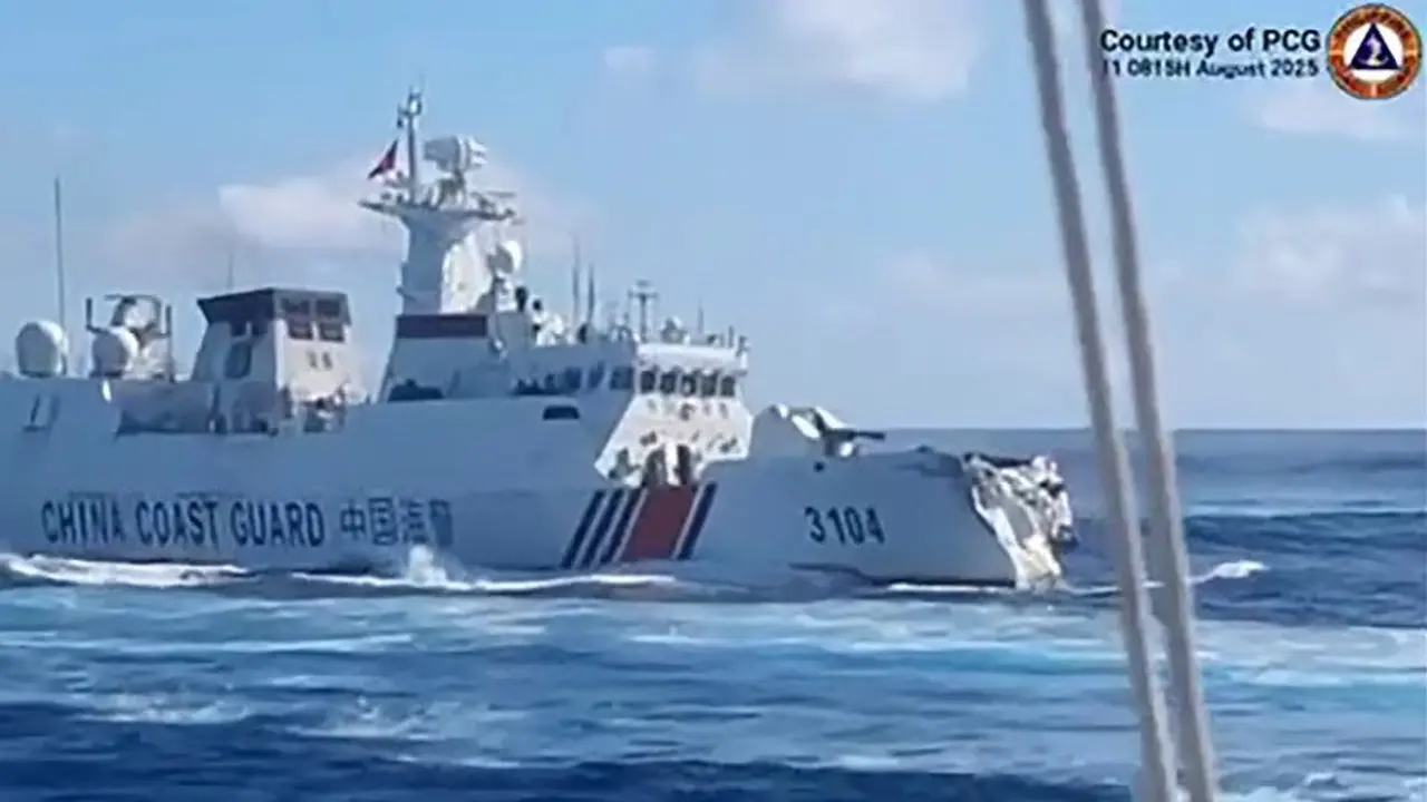 Tangkapan video yang dibagikan oleh Penjaga Pantai Filipina ini menunjukkan sebuah kapal Penjaga Pantai China dengan haluan yang rusak pasca insiden tabrakan dengan kapal Angkatan Laut China pada Senin (11/8/025).