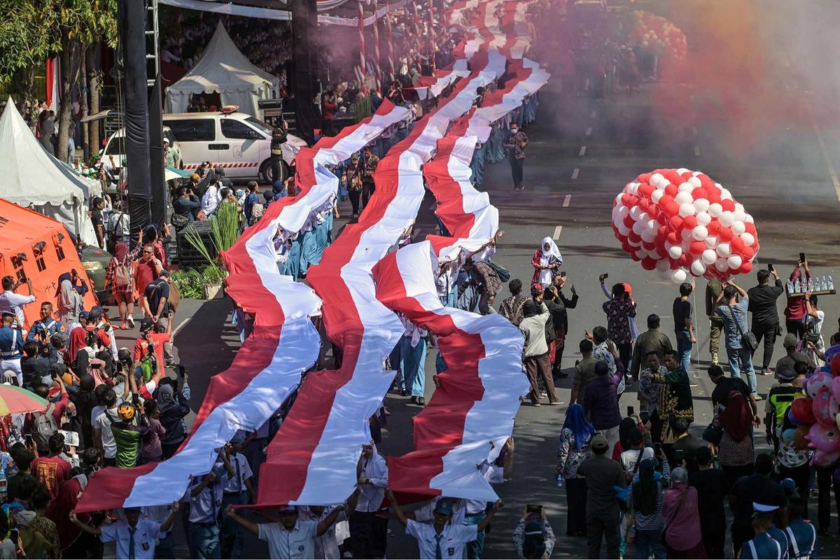 FOTO: Aksi Pelajar Surabaya Bentangkan Merah Putih Hampir 15 Kilometer