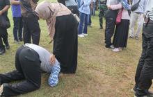 FOTO: Momen Haru Pelajar 'Lulus' Pendidikan Barak Militer Dedi Mulyadi Langsung Sujud di Kaki Ibu