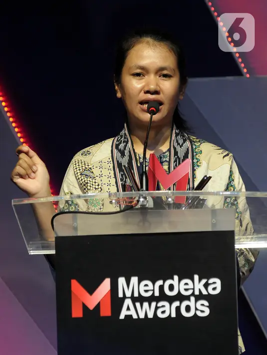 <p>Deti Kurnia menyampaikan sambutan saat menerima penghargaan sosok inspiratif bidang lingkungan pada acara Merdeka Awards 2023 di SCTV Tower, Jakarta, Rabu (30/8/2023). Apresiasi dan penghargaan ini diharapkan menjadi penyemangat bagi semua pihak agar terus berinovasi dan menginspirasi untuk Indonesia. (merdeka.com/Imam Buhori)</p>