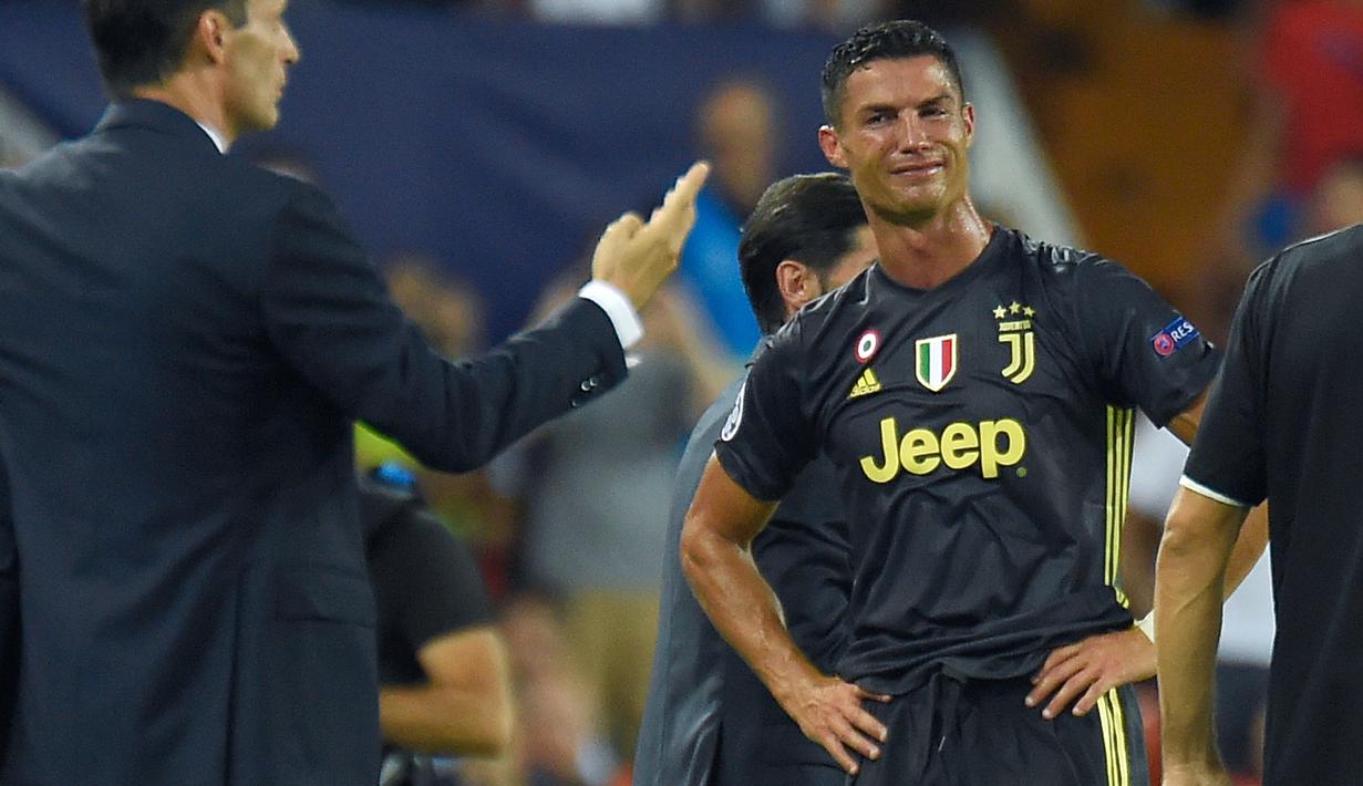 Pemain Juventus, Cristiano Ronaldo bereaksi setelah menerima kartu merah saat melawan Valencia pada matchday pertama Grup H Liga Champions, di Stadion Mestalla, Rabu (19/9). Ronaldo dianggap melakukan pelanggaran terhadap Jeison Murillo. (AFP/JOSE JORDAN)