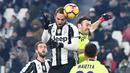 Duel pemain Juventus, Gonzalo Higuain (kiri) dan Pemain Bologna, Vasiuleios Torosidis pada laga Serie A di Juventus Stadium, Turin, (8/1/2017). Juventus menang 3-0.  (EPA/Di Marco)