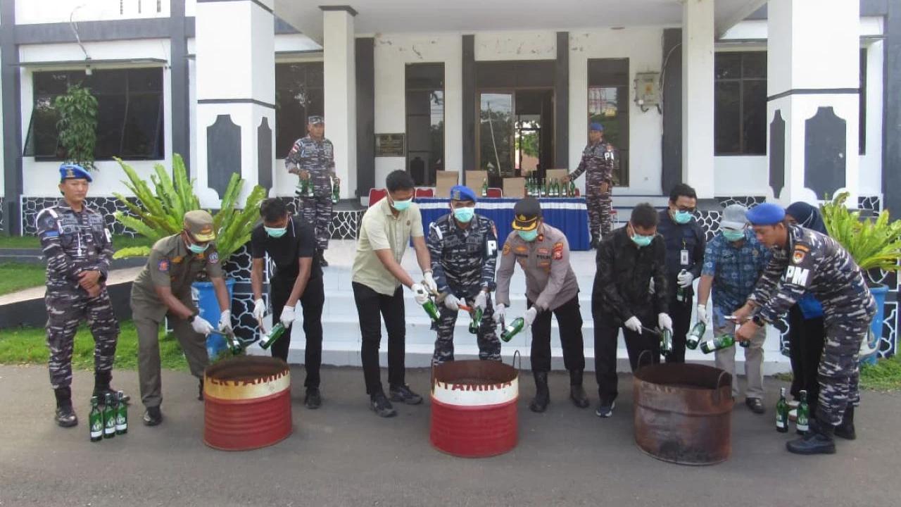 TNI AL Gagalkan Peredaran Miras Ilegal di Morotai, Langsung Dimusnahkan