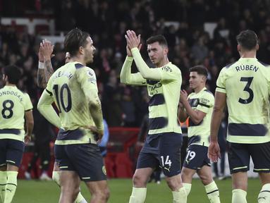 Para pemain Manchester City bereaksi terhadap para penggemar setelah bertanding melawan Nottingham Forest pada pertandingan lanjutan Liga Premier Inggris di  Stadion City Ground, Nottingham, Inggris, Sabtu (18/2/2023). Man City bermain imbang atas Nottingham Forest dengan skor 1-1. (AP Photo/Rui Vieira)