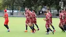 Pemain asing Persija, Marko Simic (kedua kiri) berlari kecil saat latihan resmi di Lapangan A Senayan, Jakarta, Selasa (27/2). Persija akan menjamu Tampines Rovers FC pada laga grup H Piala AFC 2018, Rabu (28/2). (Liputan6.com/Helmi Fithriansyah)