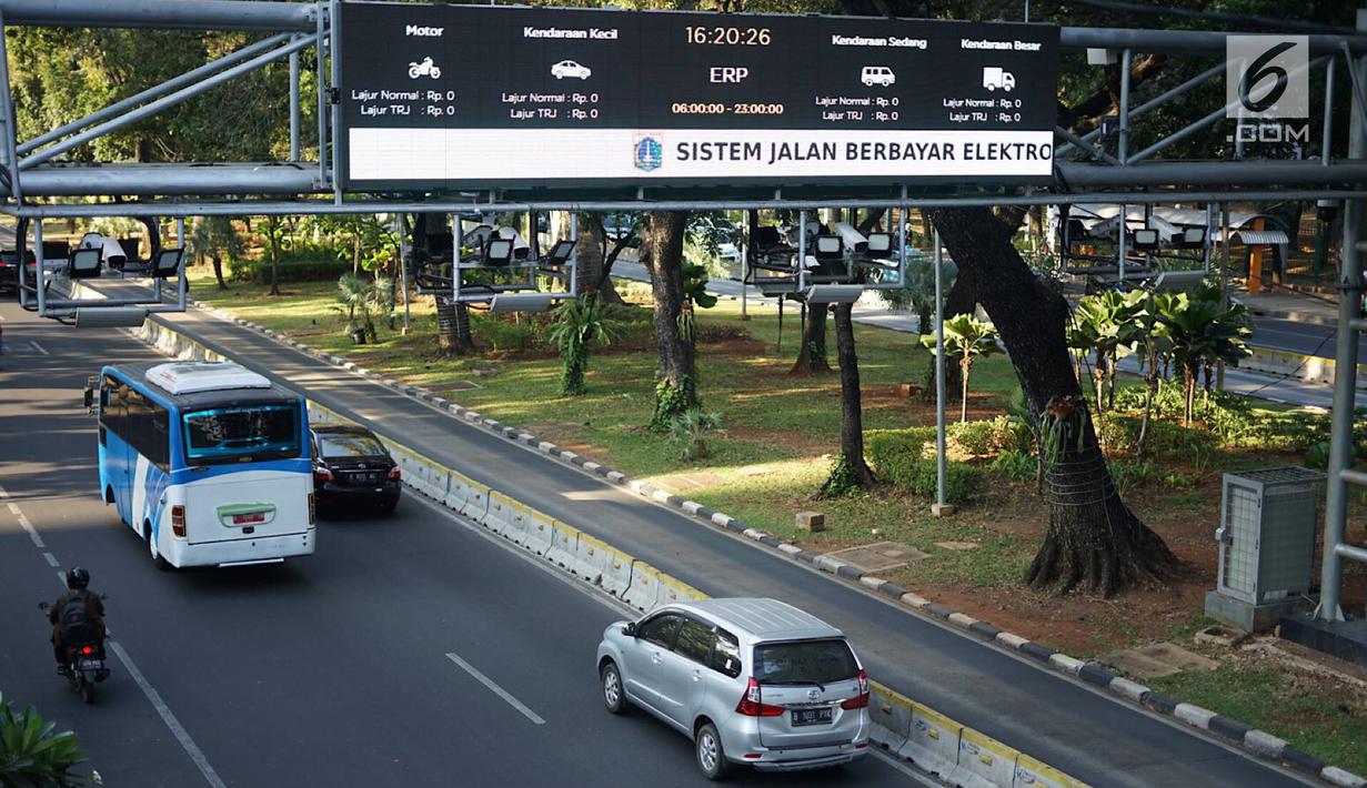 Kendaraan melintas di bawah mesin electronic road pricing (ERP) di Jalan Medan Merdeka Barat, Jakarta, Rabu (11/9/2019). Pemprov DKI menghapus anggaran APBD 2019 sebesar Rp40,9 miliar untuk jalan berbayar atau ERP setelah mendapatkan opini hukum dari Kejaksaan Agung. (Liputan6.com/Immanuel Antonius)