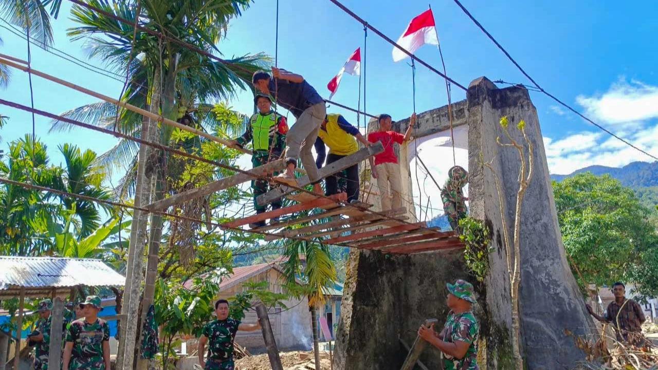 FOTO: Gotong Royong Prajurit TNI AD dan Warga Perbaiki Jembatan Gantung di Aceh Tenggara