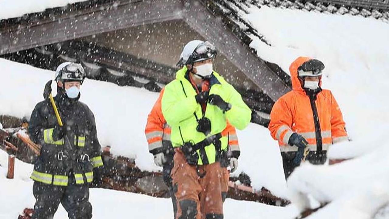 Sebagaimana yang terlihat di Kota Suzu, Prefektur Ishikawa, Jepang, pada 8 Januari 2024, tim SAR gabungan menyisir setiap sudut reruntuhan banguaan untuk mencari korban gempa.&nbsp;STR/JIJI PRESS/AFP