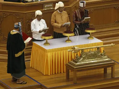 (Ki-ka) Wakil Presiden pertama, Myint Swe, Presiden Myanmar baru, Htin Kyaw dan Wakil Presiden kedua, Henry Van Thio saat acara pelantikan mereka di Gedung Parlemen, Naypyidaw, Rabu (30/3). (REUTERS/Soe Zeya Tun)