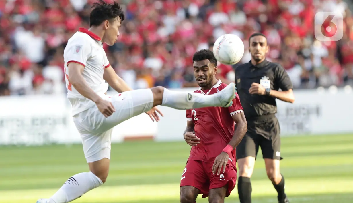 Pemain tengah timnas Indonesia, Yakob Sayuri (tengah) berebut bola dengan pemain Vietnam pada laga kandang semifinal Piala AFF 2022 melawan Vietnam di Stadion Utama Gelora Bung Karno, Jakarta, Jumat (6/1/2023). Indonesia akan melakoni laga tandang semifinal Piala AFF 2022 melawan Vietnam pada Senin (9/1). (Liputan6.com/Helmi Fithriansyah)