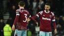 Pemain West Ham United Aaron Cresswell (kiri) berjabat tangan dengan Manuel Lanzini usai melawan Derby County pada pertandingan sepak bola putaran keempat Piala FA di Stadion Pride Park, Derby, Inggris, 30 Januari 2023. West Ham United mengalahkan Derby County dengan skor 2-0. (AP Photo/Rui Vieira)