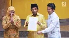Plt Ketua Umum Partai Golkar, Idrus Marham (tengah) bersama Khofifah Indar Parawansa (kiri) dan Emil Elistyanto Dardak menunjukkan surat rekomendasi Cagub dan Cawagub Jawa Timur pada Pilkada 2018 di Jakarta, Rabu (22/11). (Liputan6.com/Helmi Fithriansyah)
