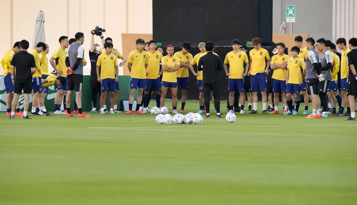 Para pemain dan staf mendengarkan pelatih kepala Hajime Moriyasu (tengah) selama sesi latihan tim di tempat latihan Al Sadd SC di Doha pada 22 November 2022. Jepang akan bertanding melawan Jerman pada Grup E Piala Dunia 2022 Qatar yang berlangsung pada Rabu (23/11/2022) pukul 23.00 WIB di Khalifa International Stadium, Doha, Qatar. (AP Photo/Eugene Hoshiko)
