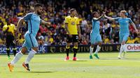 Striker Manchester City, Sergio Aguero (kiri), merayakan gol ke gawang Watford dalam pertandingan terakhir Premier League, di Stadion Vicarage Road, Minggu (21/5/2017). (AFP/Adrian Dennis). 
