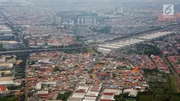 Foto udara lansekap Kota Jakarta, Rabu (28/3). Secara statistik, Sandi menyebut, jumlah warga yang tinggal di rumah kontrakkan mencapai 51,49 persen. (Liputan6.com/Immanuel Antonius)