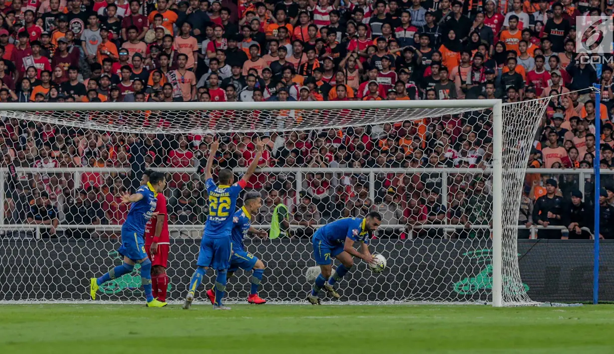 Para pemain Persib Bandung berselebrasi usai Artur Gevorkyan mencetak gol ke gawang Persija pada laga pekan kedelapan Shopee Liga 1 2019 di Stadion Utama Gelora Bung Karno, Senayan, Jakarta, Rabu (10/7/2019). Persija dan Persib bermain imbang 1-1. (Liputan6.com/Faizal Fanani)
