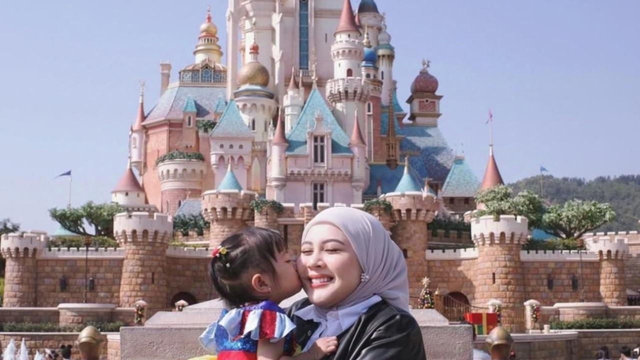 Potret Momen Bahagia Keluarga Kesha Ratuliu Jelajahi Keajaiban Disneyland Hong Kong