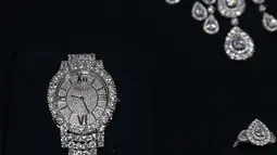 Itu adalah hadiah yang luar biasa: kalung berlian, anting-anting yang serasi, jam tangan, dan cincin, semuanya bernilai  $3.2 million atau sekitar Rp 4,91 miliar. (Photo by Miguel SCHINCARIOL / AFP)