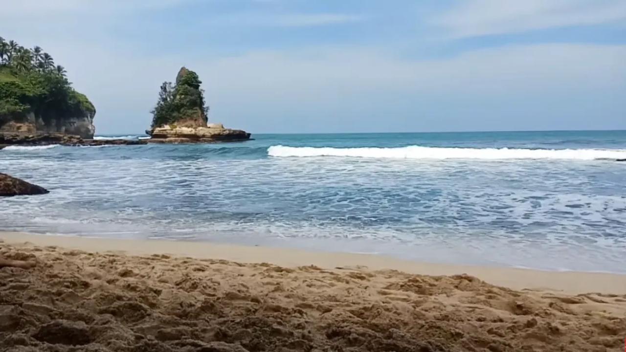 Batu karang yang menjulang indah