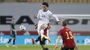 Gelandang Jerman, Leroy Sane berusaha mengontrol bola dari kawalan gelandang Spanyol, Dani Olmo pada pertandingan UEFA Nations League 2020 di Estadio La Cartuja de Sevilla,  Spanyol, Selasa (17/11/2020). Spanyol menang telak atas Jerman 6-0. (AP Photo/Miguel Morenatti)