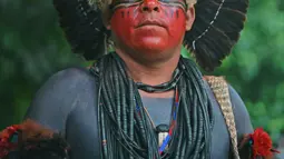 Ekspresi seorang pria dari suku Fulni-o saat berpose untuk difoto di Rio de Janeiro, Brasil (14/4). Sejumlah orang dari suku asli Brasil berkumpul untuk merayakan Indian Day di Rio de Janeiro. (AFP/Carl De Souza)
