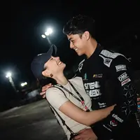 Sambil berpelukan mesra, Alyssa tampil menawan dengan outfit kasualnya. Ia mengenakan kaus lengan pendek berwarna cream yang dipadukan celana panjang warna putih bertekstur. [@alghazali7/@elelrumi/@beril_photo].