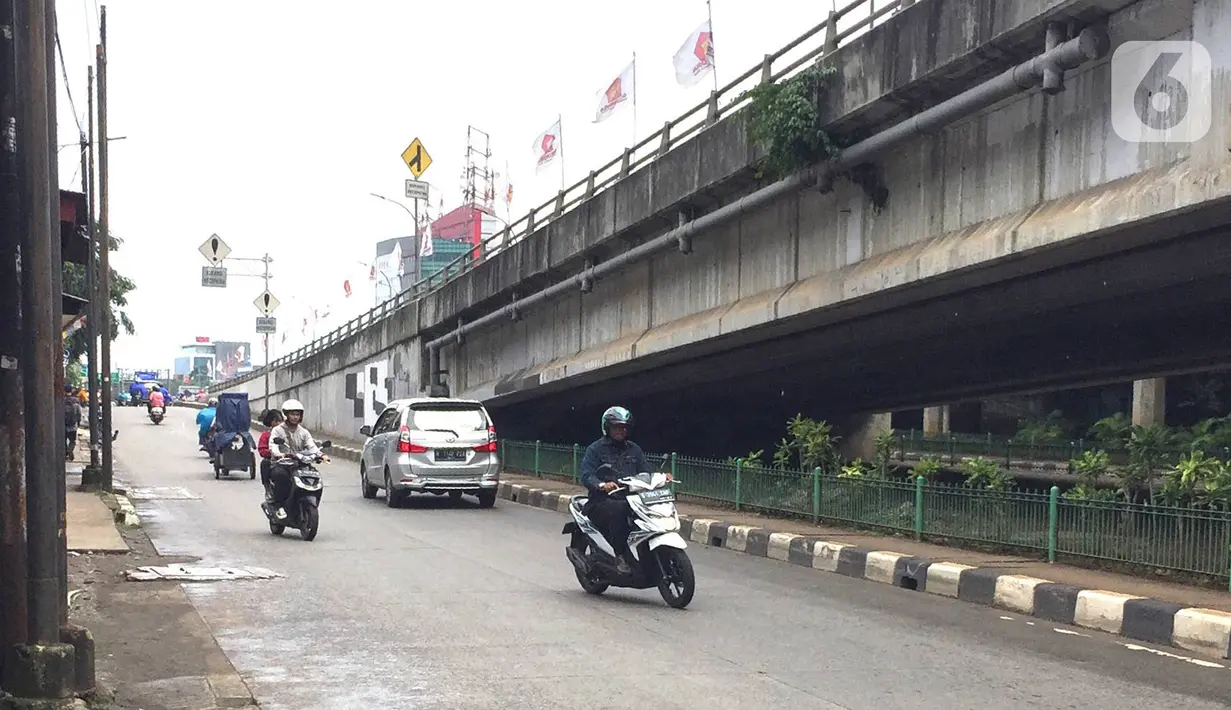 Pengendara sepeda motor melawan arus lalu lintas di sekitar flyover Tanjung Barat, Jakarta, Senin (17/2/2020). Ditutupnya jalur memutar balik di kawasan itu menyebabkan sebagian pengendara sepeda motor nekat melawan arus lalu lintas demi mempersingkat waktu tempuh. (Liputan6.com/Immanuel Antonius)