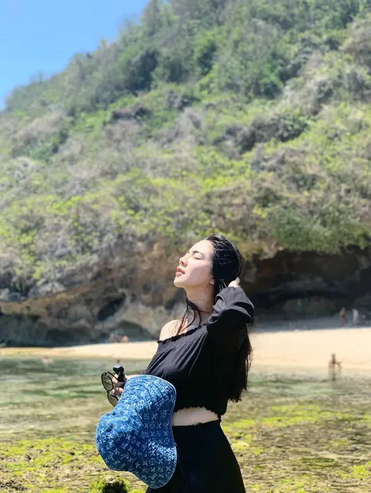 Pantai sepertinya menjadi salah satu destinasi favorit Felicya Angelista. Penampilannya saat liburan ke pantai pun tampak lebih santai. Ia tampil stylish dengan setelan baju hitam model sabrina. Topi yang dikenakannya pun membuatkan makin memesona.(Liputan6.com/IG/@felicyangelista_)