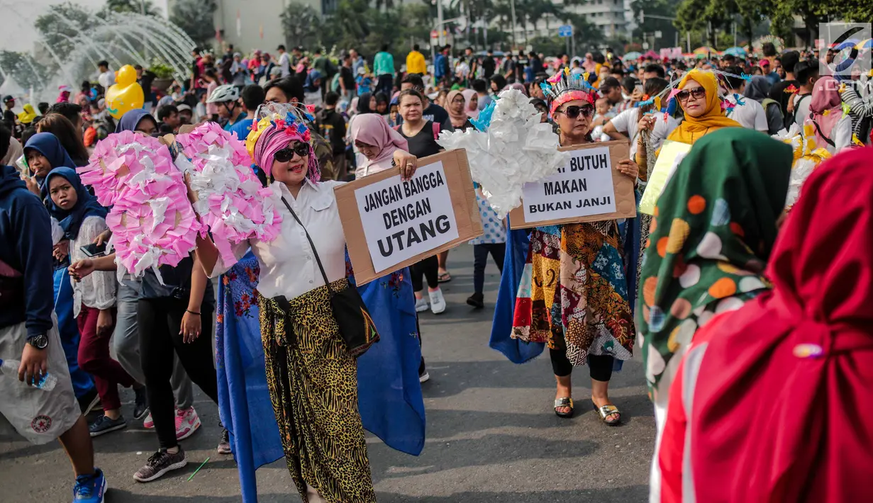 Sejumlah wanita yang tergabung dalam Emak-Emak Istana Cantik menggelar aksi saat car free day (CFD) di Bundaran HI, Jakarta, Minggu (4/8/2019). Dalam aksinya, mereka mengkritik kebijakan pemerintah soal ekonomi. (Liputan6.com/Faizal Fanani)