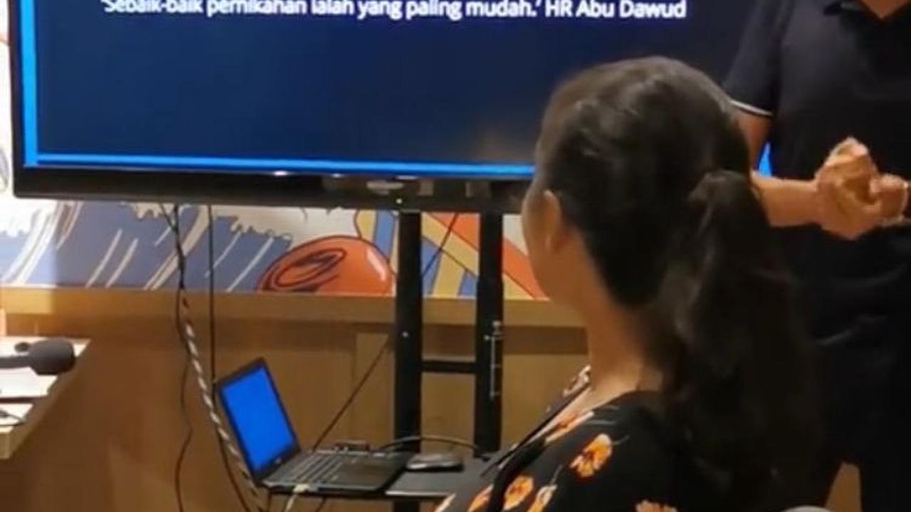 "Bukan di <i>survival </i>lagi pak. Maksudnya kita berdua ini bukan mikir <i>survival </i>lagi. Kalau <i>financial </i>kan mikirnya <i>survival</i>, gimana makan, gimana rumah," ujarnya menjelaskan.