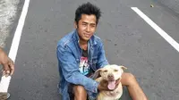 Putu Merta bersama salah seekor anjing peliharaannya. Foto: (Dewi Divianta/Liputan6.com)