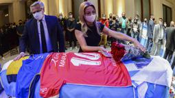 Saat Diego Armando meninggal dunia pada 25 November 2020, dunia sepak bola begitu berduka termasuk Pele yang membuatnya bersedih hingga membuat pesan emosional yang kini kembali viral saat dirinya meyusul Diego Maradona. (AFP/Argentinian Presidency)