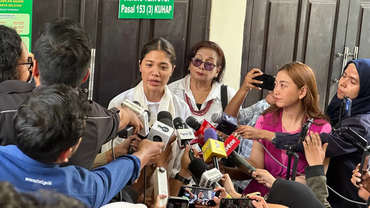 Istri Nadiem Makarim, Franka Franklin saat menghadiri sidang praperadilan di  Pengadilan Negeri Jakarta Selatan, Senin (13/10/2025). (Liputan6.com/Nanda Perdana)