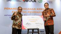 Direktur Utama PT Bank Muamalat Indonesia Tbk Achmad K. Permana (kanan) dan Direktur Utama PT INKA (Persero) Budi Noviantoro (kiri) menandatangani kerja sama pembiayaan Rp 150 miliar. (Dok&nbsp;Muamalat)