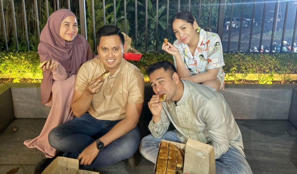 Tak hanya di dalam rumah, ada juga momen saat Chacha Frederica dan suami bersama Raffi Ahmad dan Nagita tampak menikmati martabak lesehan di halaman rumah.<br>