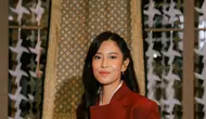 Dian Sastrowardoyo Bikin Beskap Makin Edgy, Dipadukan Ripped Jeans dan Tas Hermes