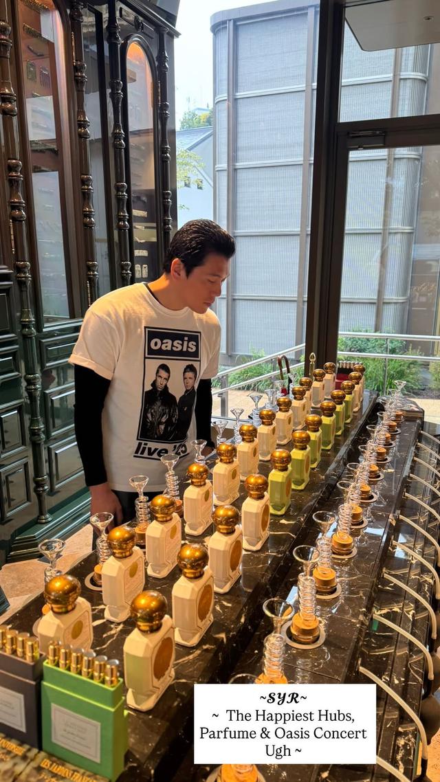 5 Potret gaya casual nan elegan Syahrini dan Reino Barack nonton konser Oasis di Jepang, serasi abis